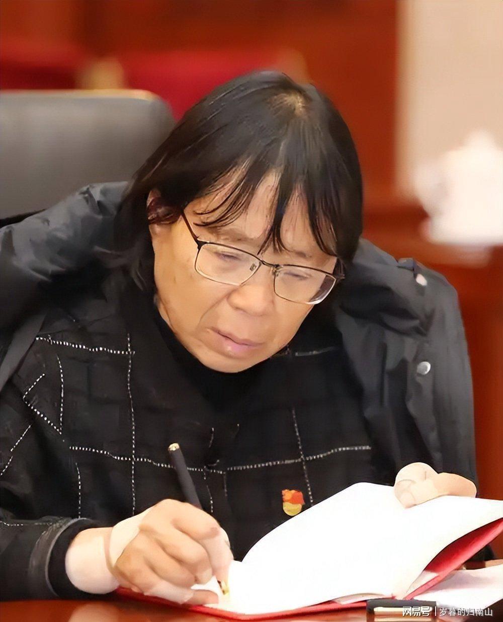 人民日报发文,揭张桂梅真实现状,卸任华坪女高校长传闻早有真相