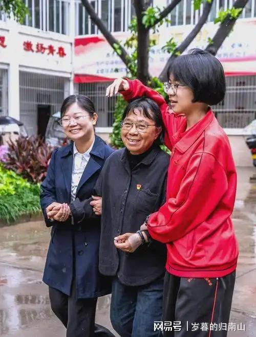 人民日报发文,揭张桂梅真实现状,卸任华坪女高校长传闻早有真相