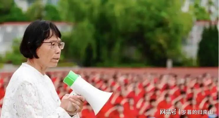 人民日报发文,揭张桂梅真实现状,卸任华坪女高校长传闻早有真相